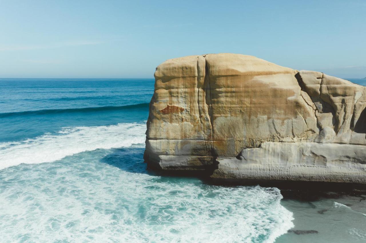 Ebb-Ντούνεντιν Εξωτερικό φωτογραφία The rock formation at the beach