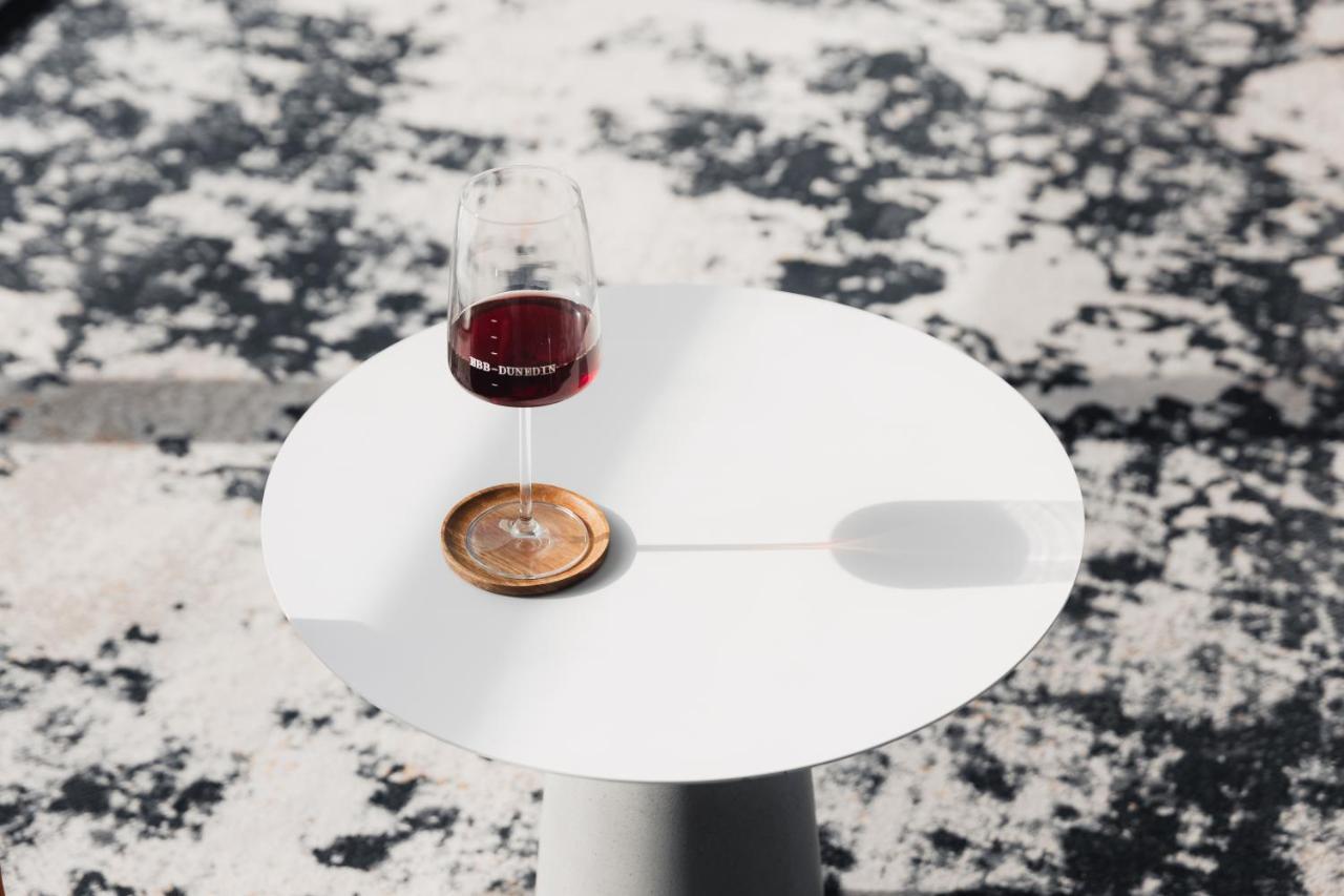 Ebb-Ντούνεντιν Εξωτερικό φωτογραφία A wine glass coaster
