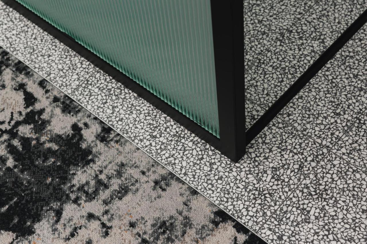 Ebb-Ντούνεντιν Εξωτερικό φωτογραφία A close-up of a tempered glass shower door