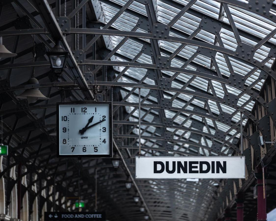 Ebb-Ντούνεντιν Εξωτερικό φωτογραφία The clock at Dunedin railway station