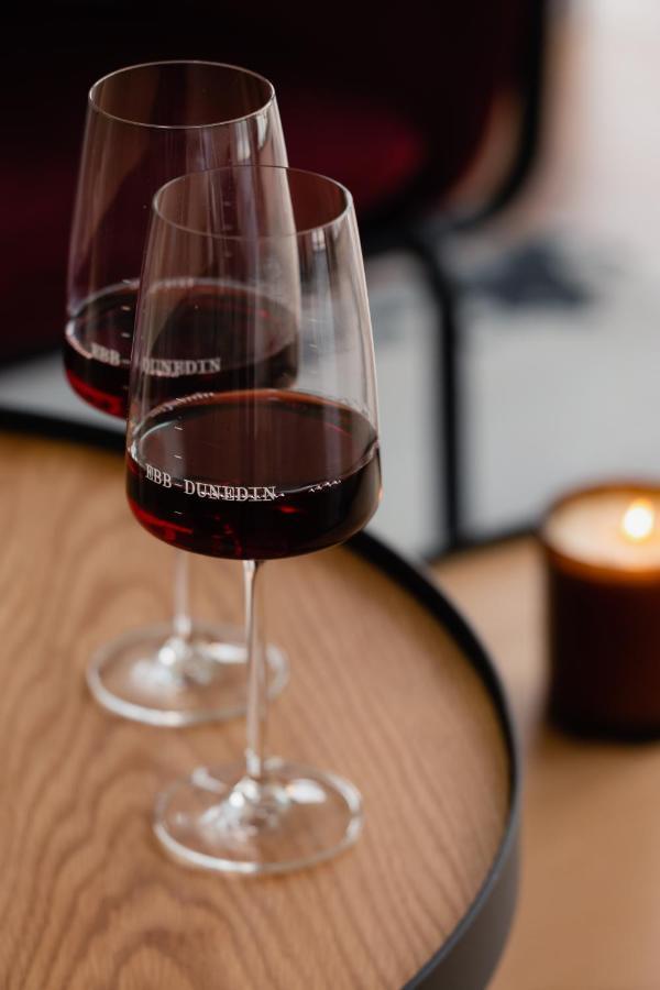 Ebb-Ντούνεντιν Εξωτερικό φωτογραφία A glass of red wine
