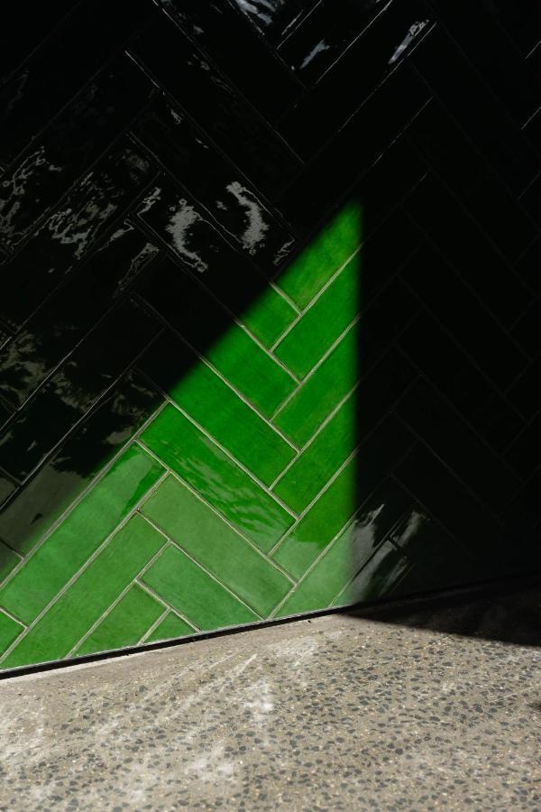 Ebb-Ντούνεντιν Εξωτερικό φωτογραφία Subway tiles in a herringbone pattern