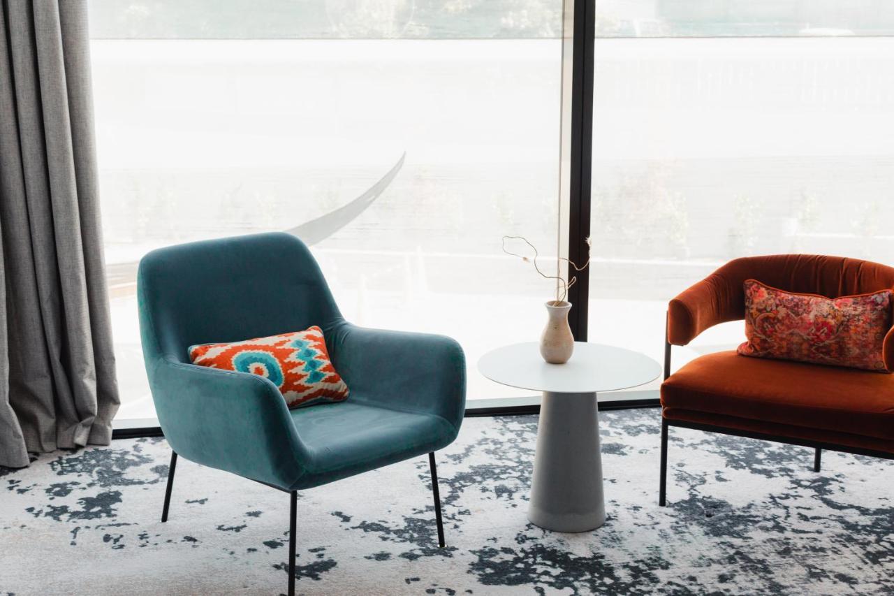 Ebb-Ντούνεντιν Εξωτερικό φωτογραφία The 1950s armchair, designed by Hans Wegner, is a classic example of Danish design.