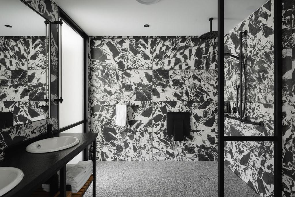 Ebb-Ντούνεντιν Εξωτερικό φωτογραφία Bathroom with terrazzo tiles