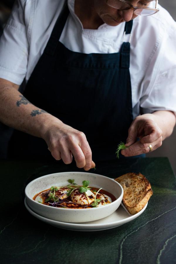 Ebb-Ντούνεντιν Εξωτερικό φωτογραφία A chef preparing a dish